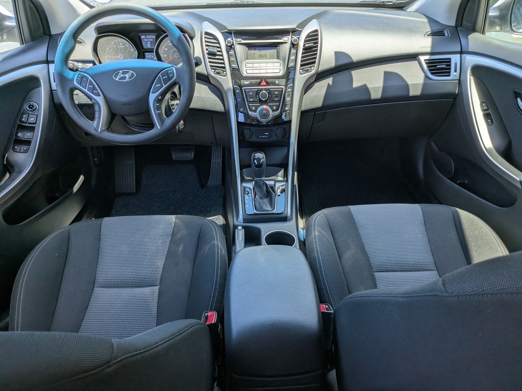 Hyundai Elantra GT Vehicle Full-screen Gallery Image 11