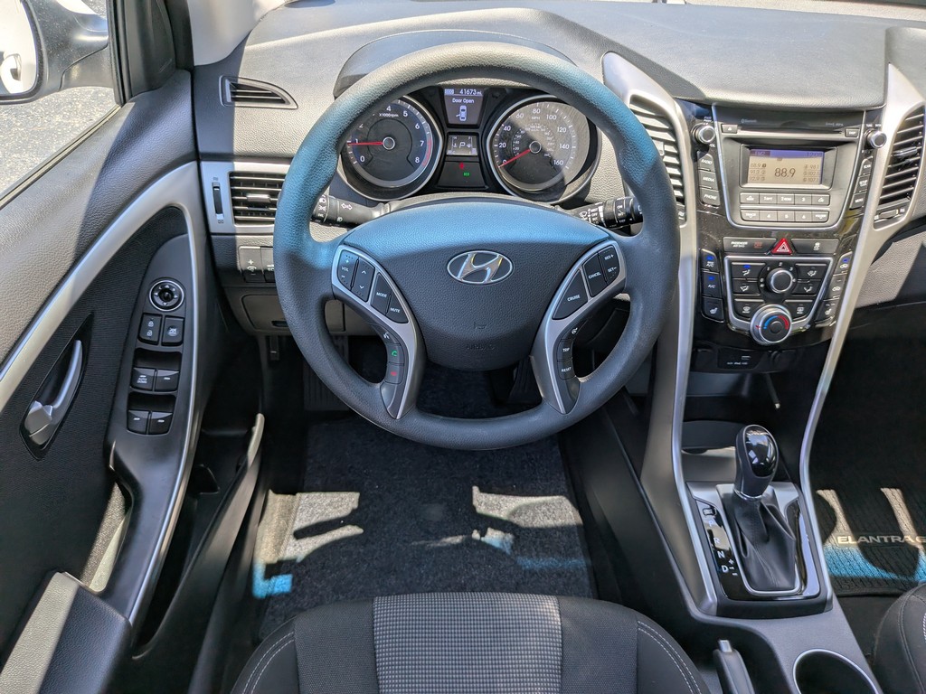 Hyundai Elantra GT Vehicle Full-screen Gallery Image 12