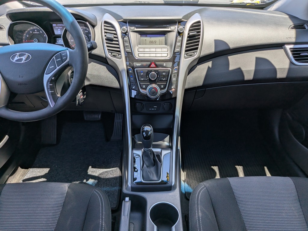 Hyundai Elantra GT Vehicle Full-screen Gallery Image 13