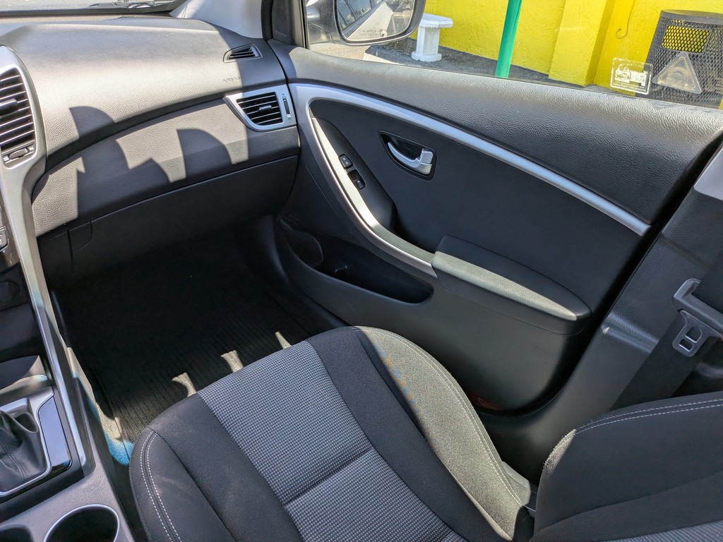 Hyundai Elantra GT Vehicle Full-screen Gallery Image 14