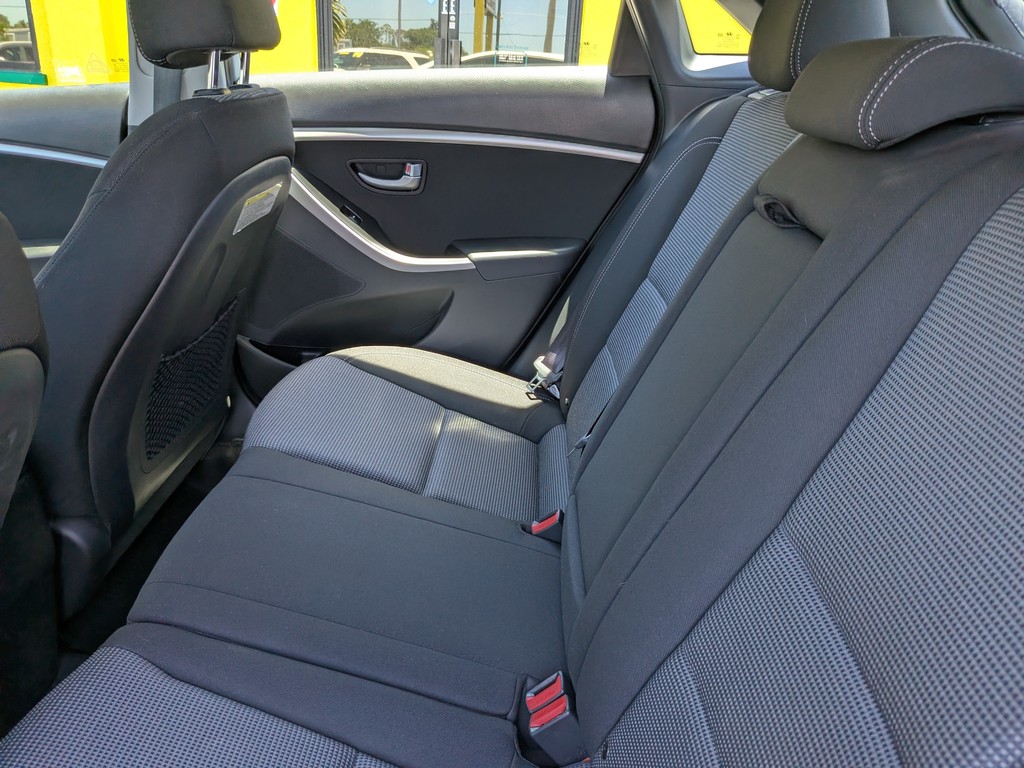 Hyundai Elantra GT Vehicle Full-screen Gallery Image 15