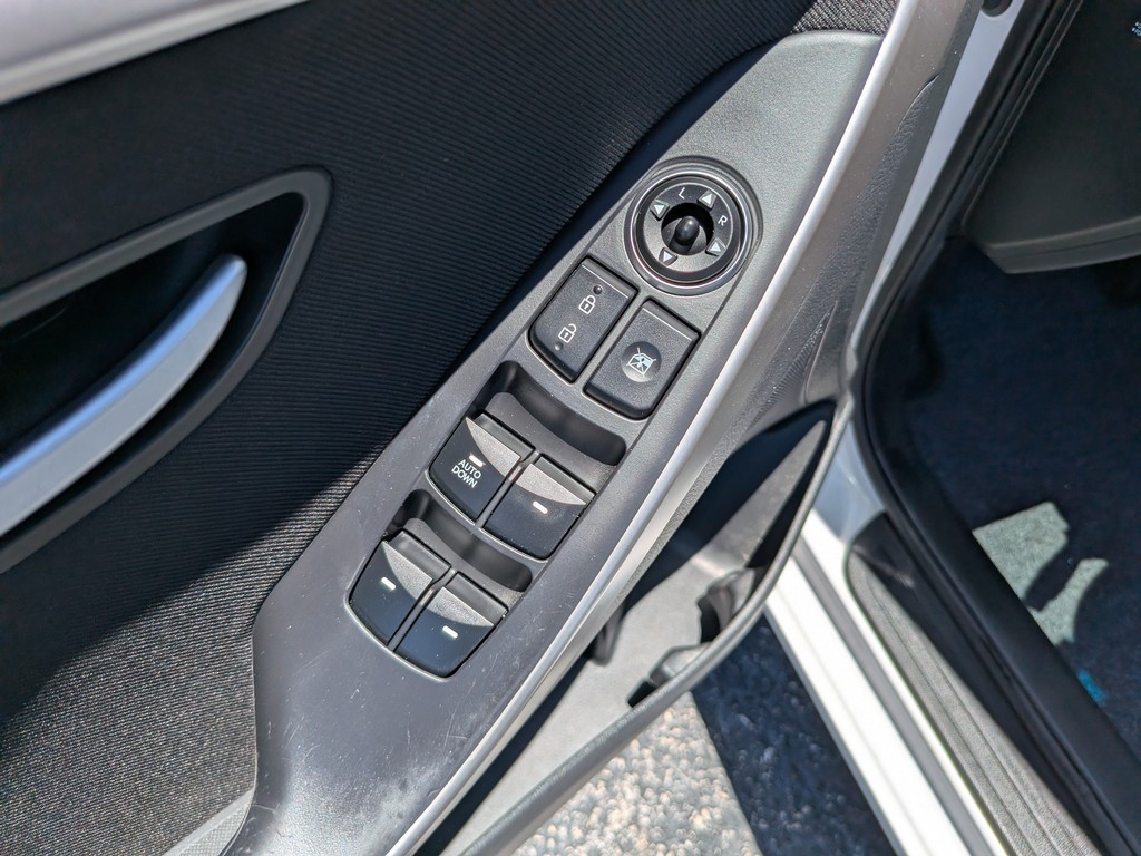 Hyundai Elantra GT Vehicle Full-screen Gallery Image 16