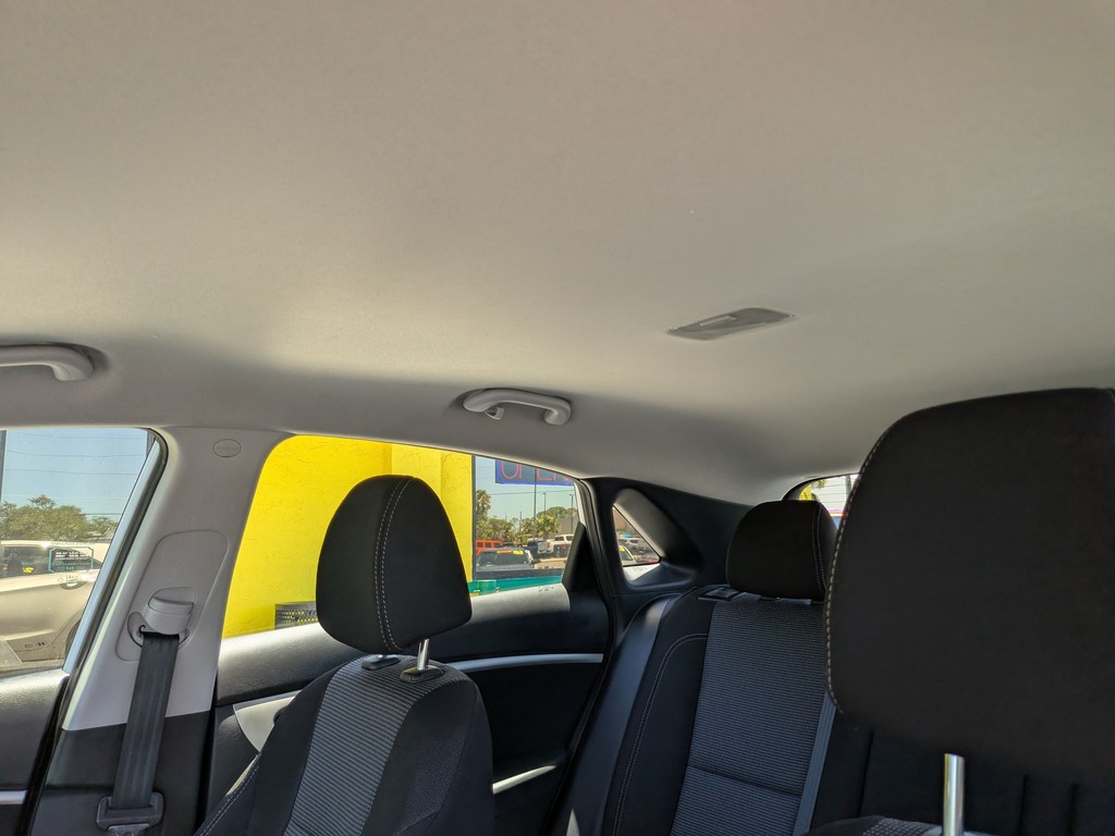 Hyundai Elantra GT Vehicle Full-screen Gallery Image 18