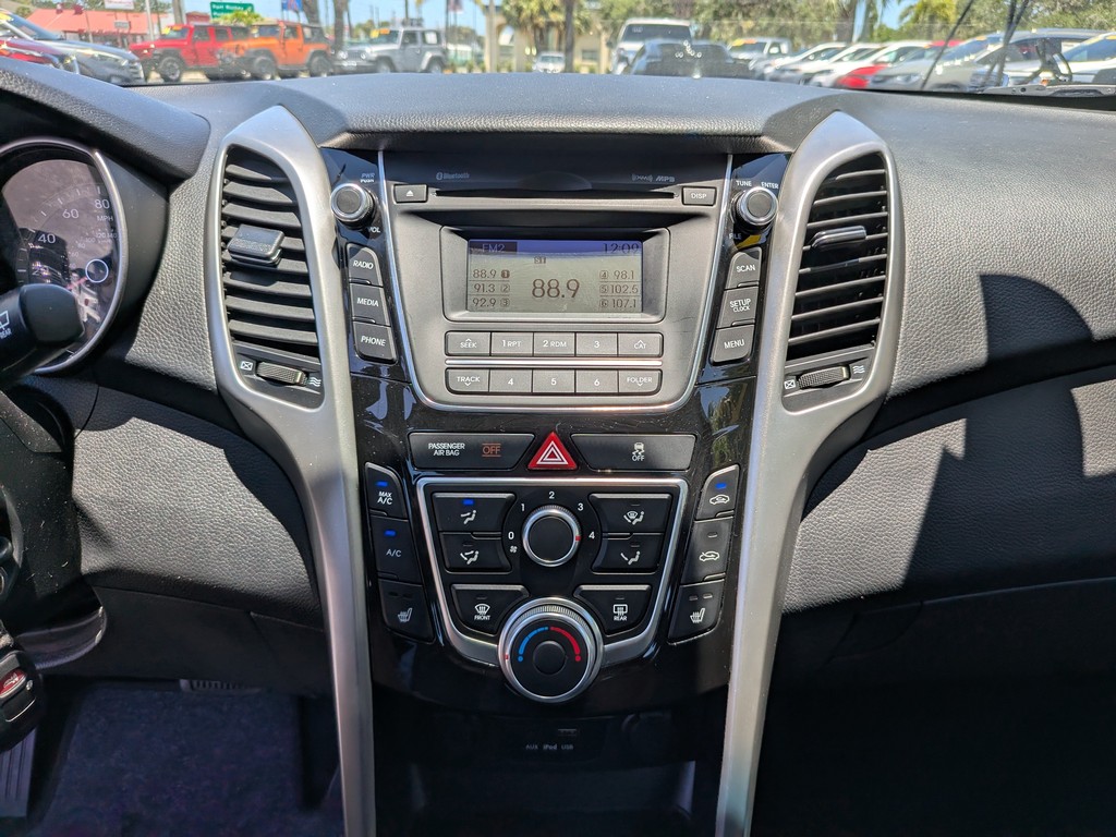 Hyundai Elantra GT Vehicle Full-screen Gallery Image 19