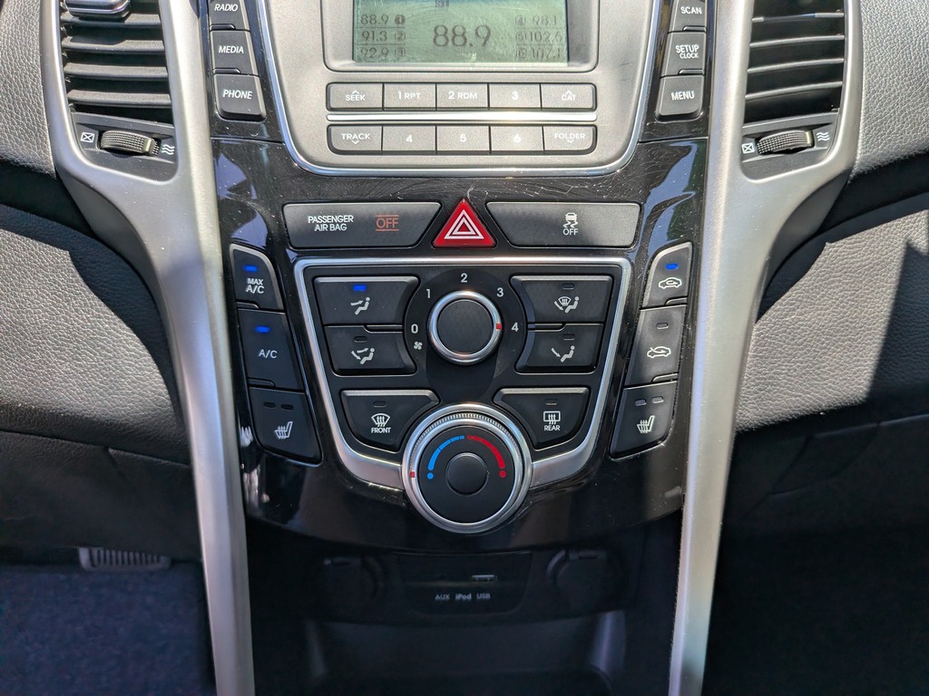 Hyundai Elantra GT Vehicle Full-screen Gallery Image 20