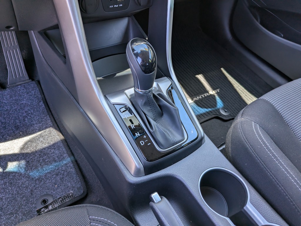 Hyundai Elantra GT Vehicle Full-screen Gallery Image 21