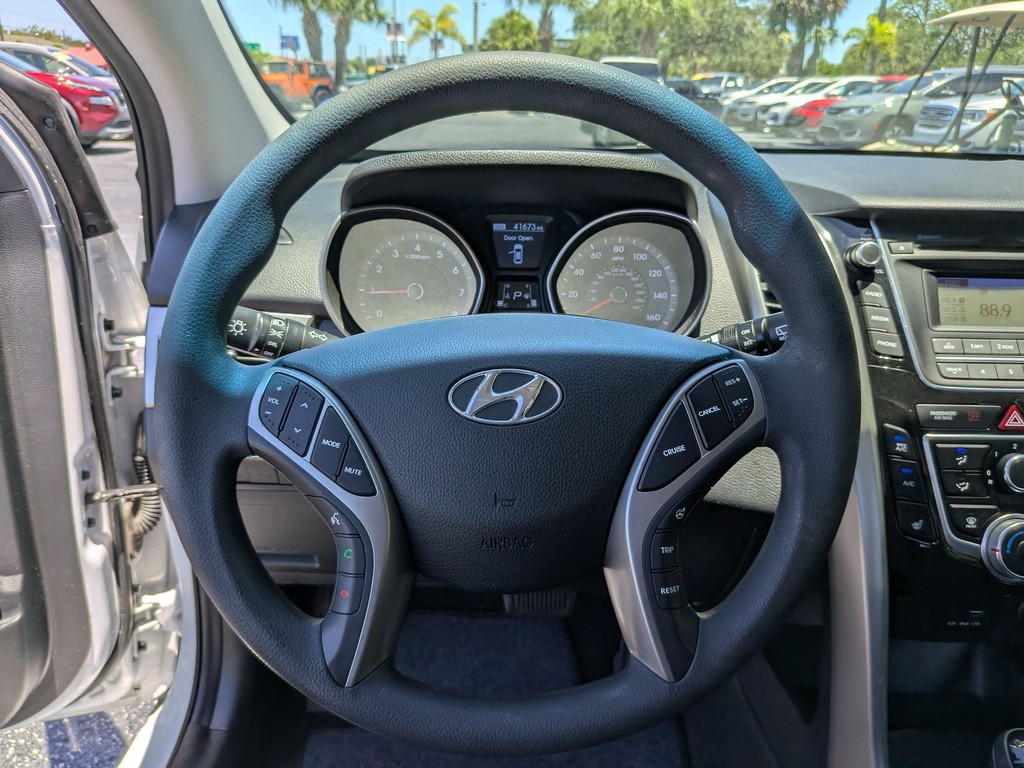 Hyundai Elantra GT Vehicle Full-screen Gallery Image 23