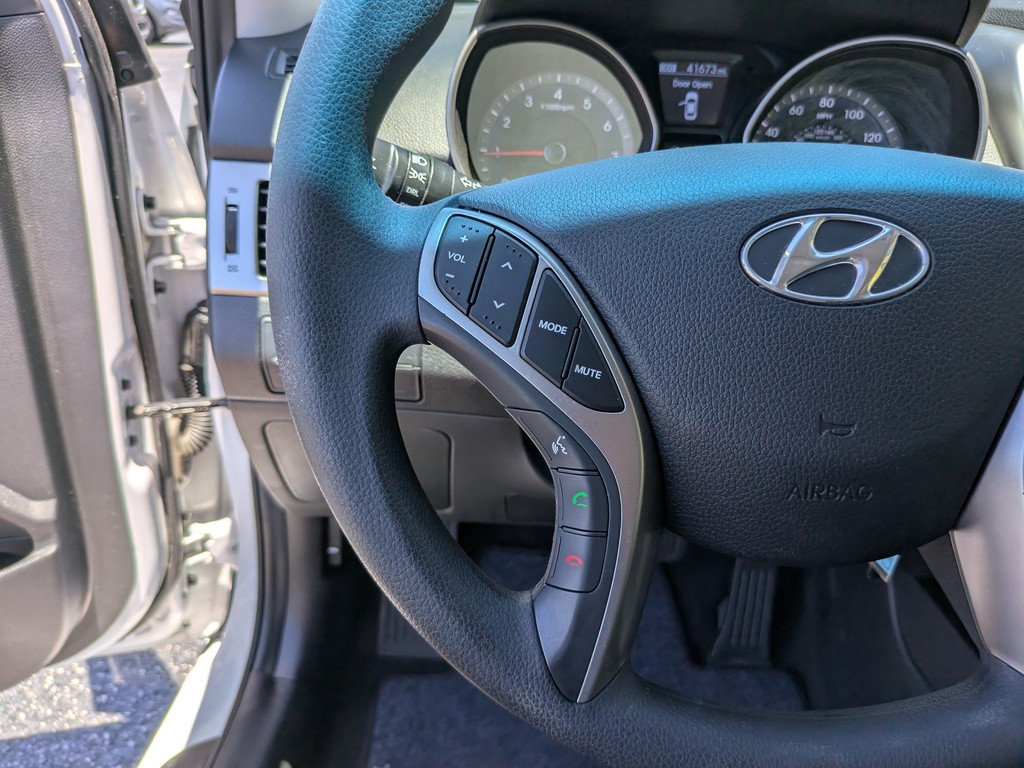 Hyundai Elantra GT Vehicle Full-screen Gallery Image 24