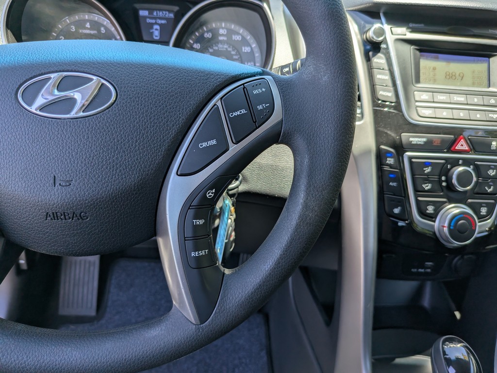 Hyundai Elantra GT Vehicle Full-screen Gallery Image 25