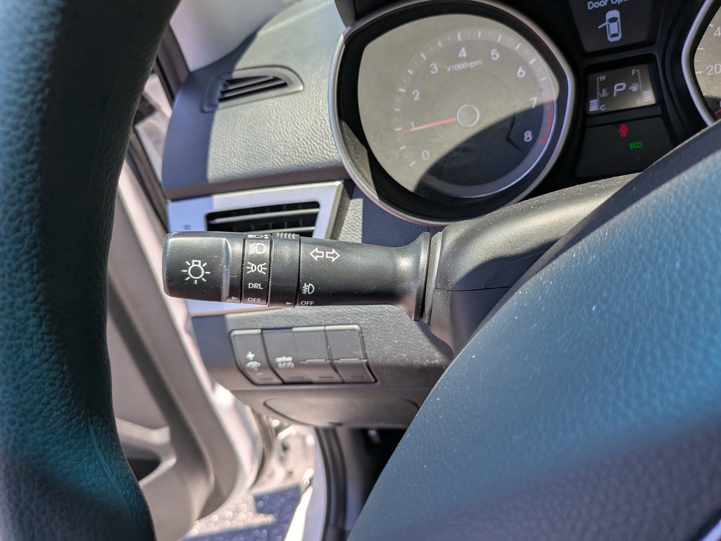 Hyundai Elantra GT Vehicle Full-screen Gallery Image 26