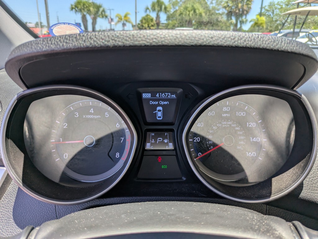 Hyundai Elantra GT Vehicle Full-screen Gallery Image 28