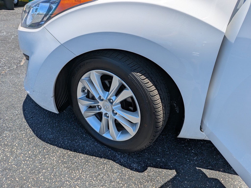 Hyundai Elantra GT Vehicle Full-screen Gallery Image 30
