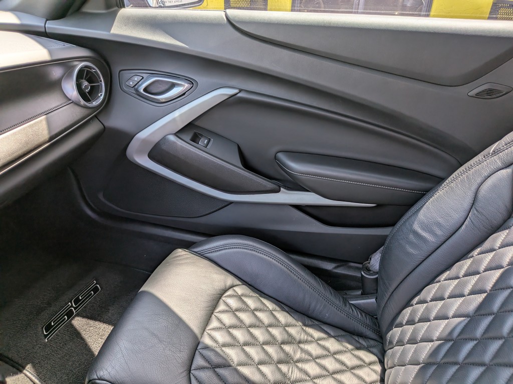 Chevrolet Camaro Vehicle Full-screen Gallery Image 15