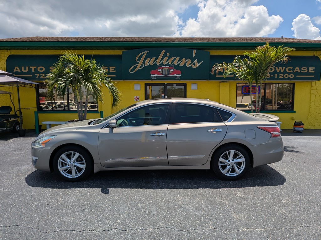 Nissan Altima Vehicle Full-screen Gallery Image 02
