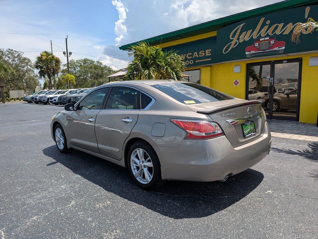 Nissan Altima Vehicle Full-screen Gallery Image 03