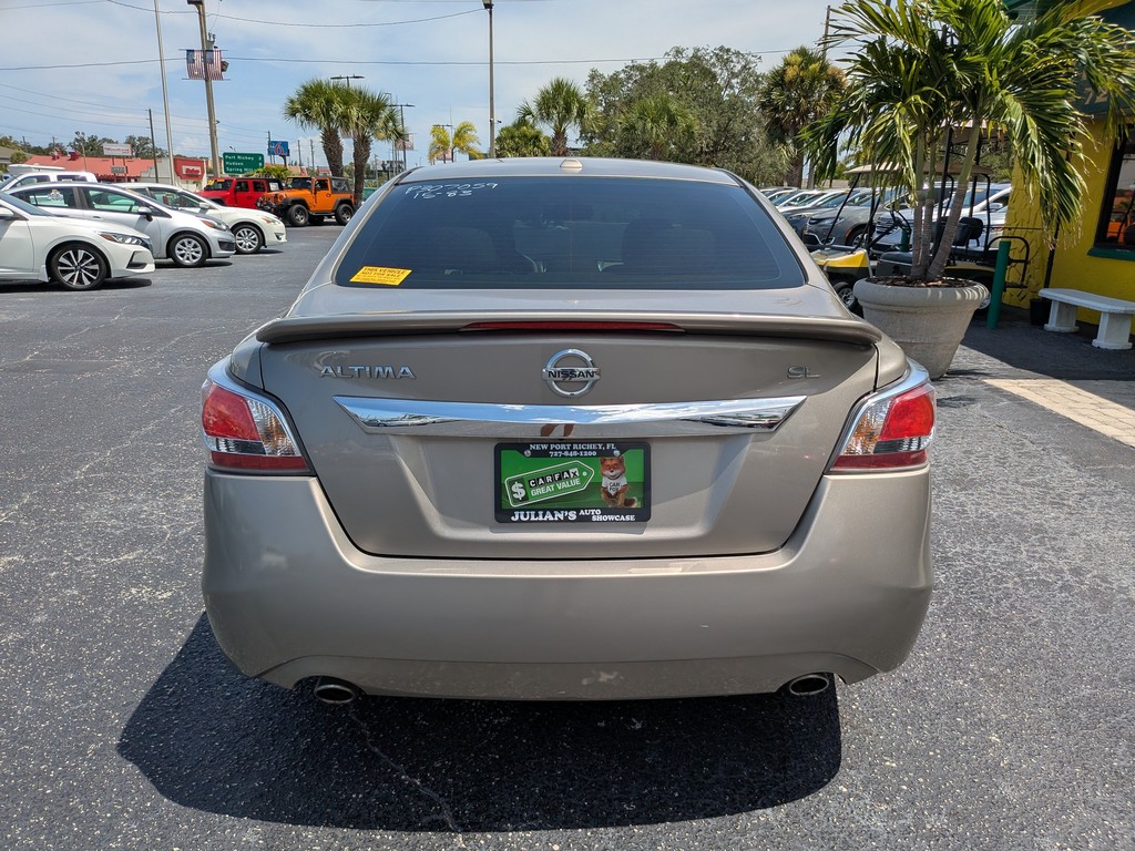 Nissan Altima Vehicle Full-screen Gallery Image 04