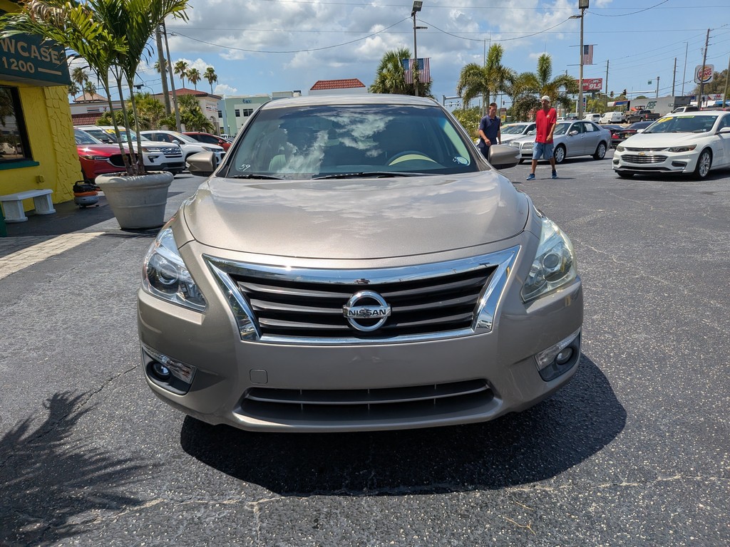 Nissan Altima Vehicle Full-screen Gallery Image 05