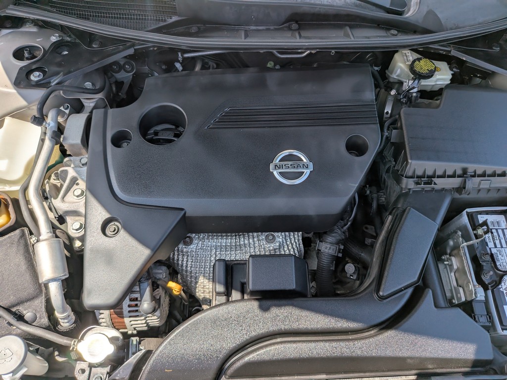 Nissan Altima Vehicle Full-screen Gallery Image 06