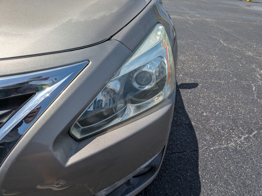 Nissan Altima Vehicle Full-screen Gallery Image 07