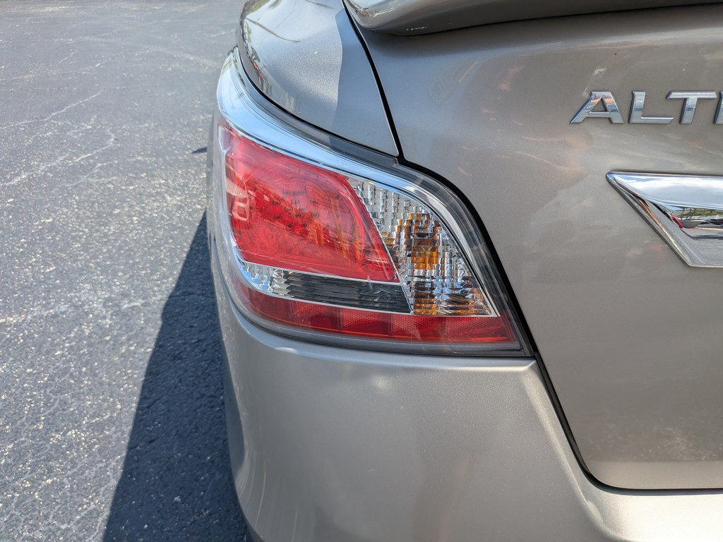 Nissan Altima Vehicle Full-screen Gallery Image 08