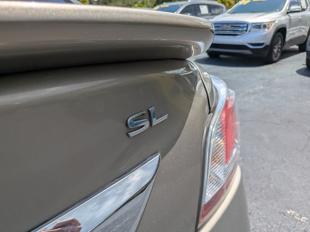 Nissan Altima Vehicle Full-screen Gallery Image 09