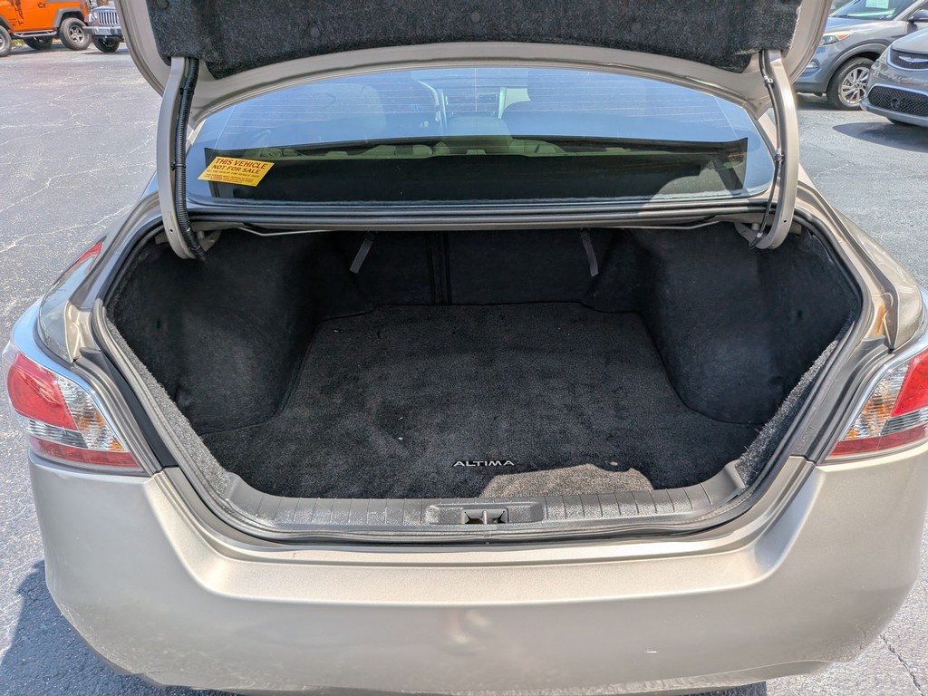 Nissan Altima Vehicle Full-screen Gallery Image 10