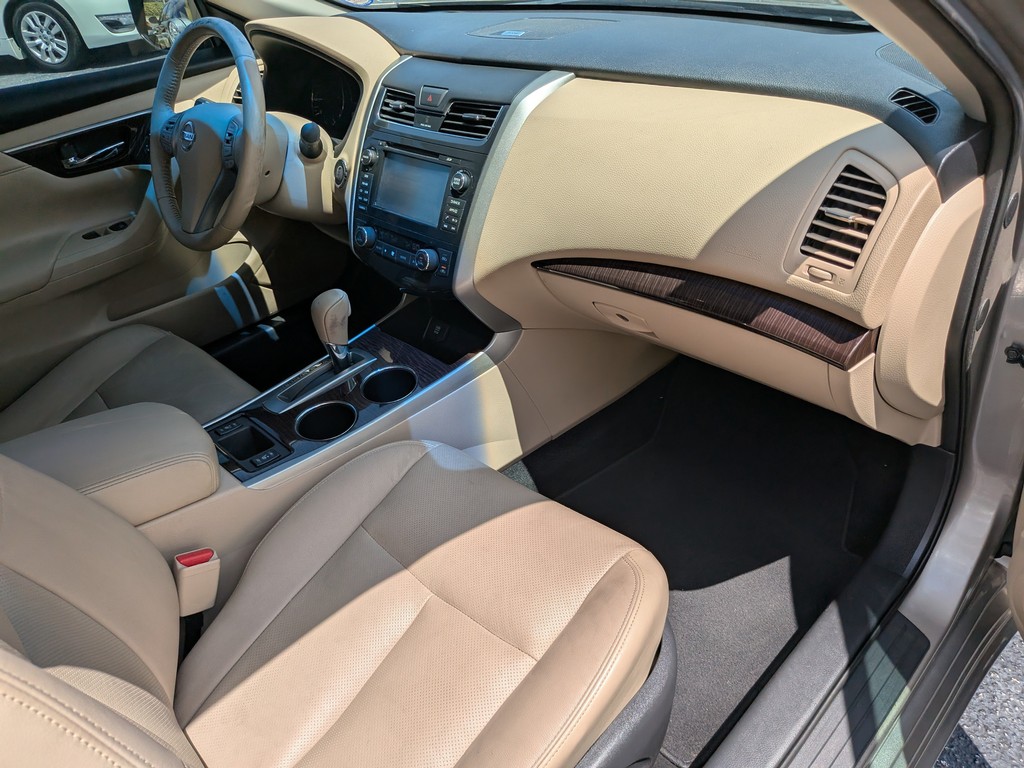 Nissan Altima Vehicle Full-screen Gallery Image 11