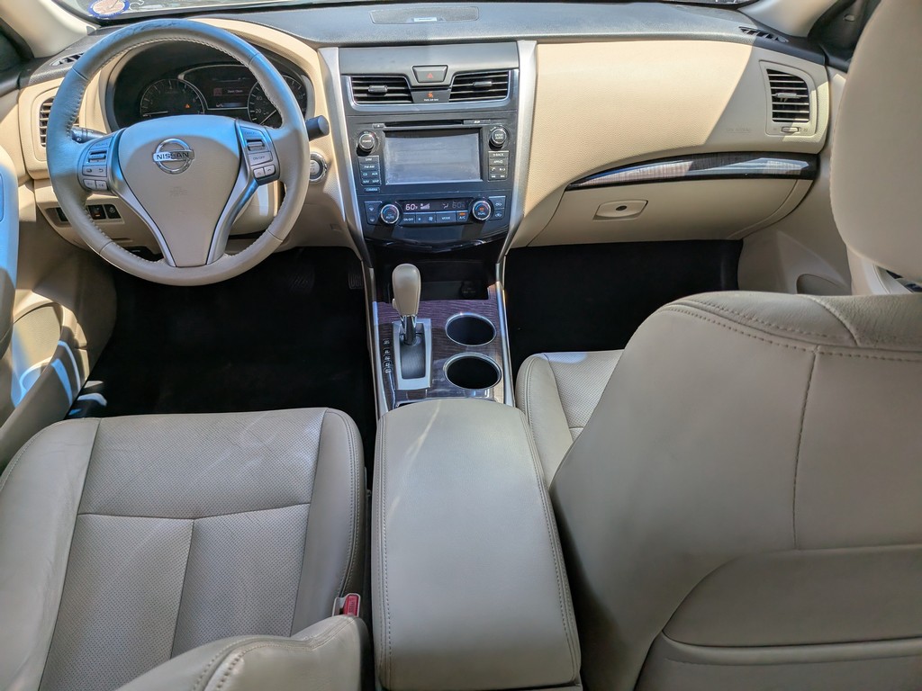 Nissan Altima Vehicle Full-screen Gallery Image 12
