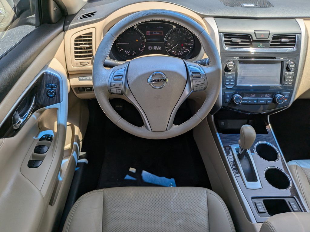 Nissan Altima Vehicle Full-screen Gallery Image 13