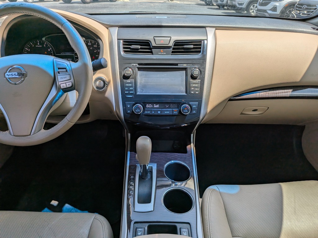Nissan Altima Vehicle Full-screen Gallery Image 14