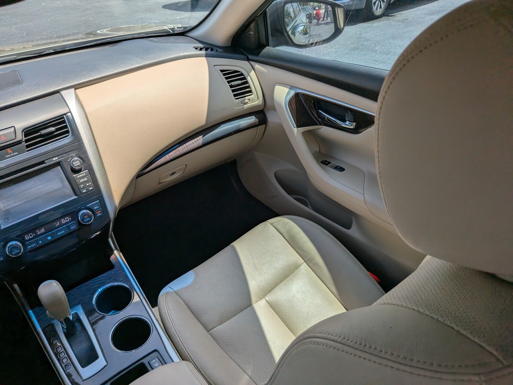 Nissan Altima Vehicle Full-screen Gallery Image 15