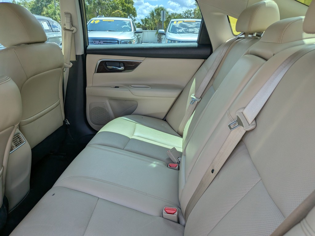 Nissan Altima Vehicle Full-screen Gallery Image 16