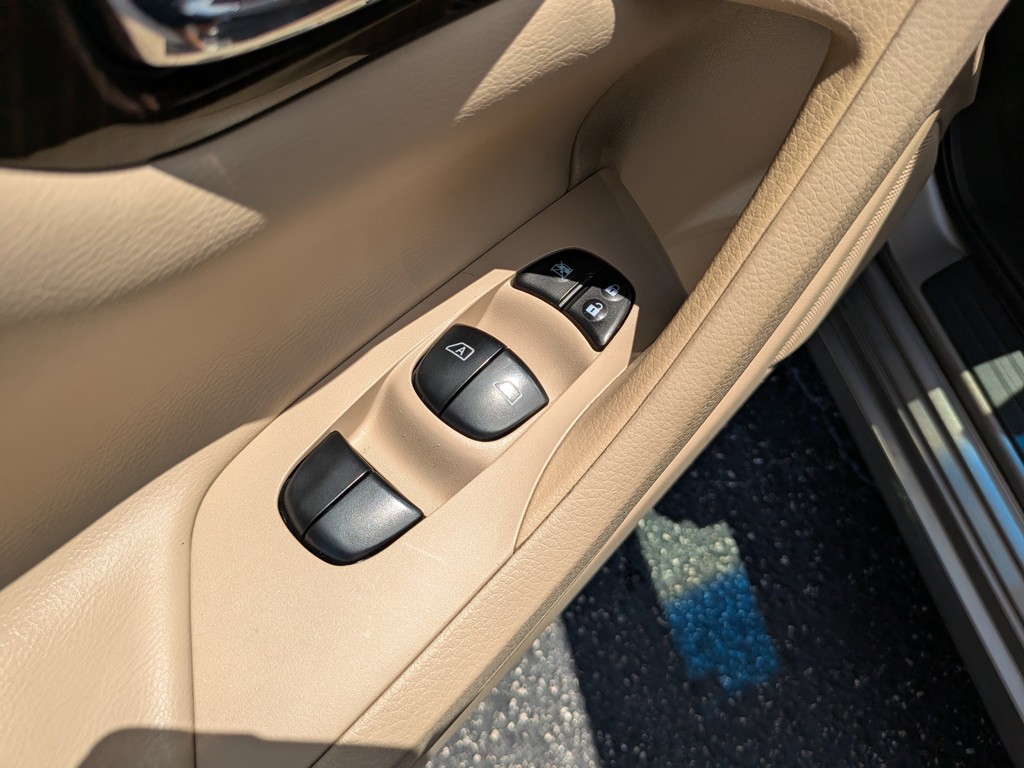 Nissan Altima Vehicle Full-screen Gallery Image 17