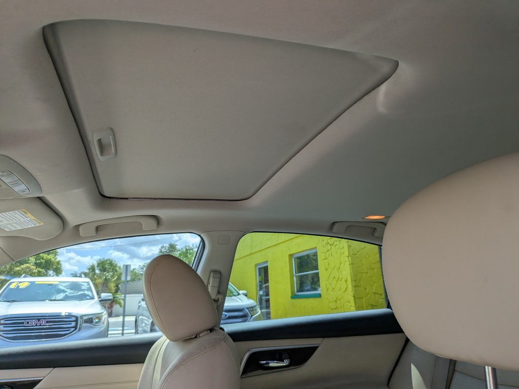 Nissan Altima Vehicle Full-screen Gallery Image 19