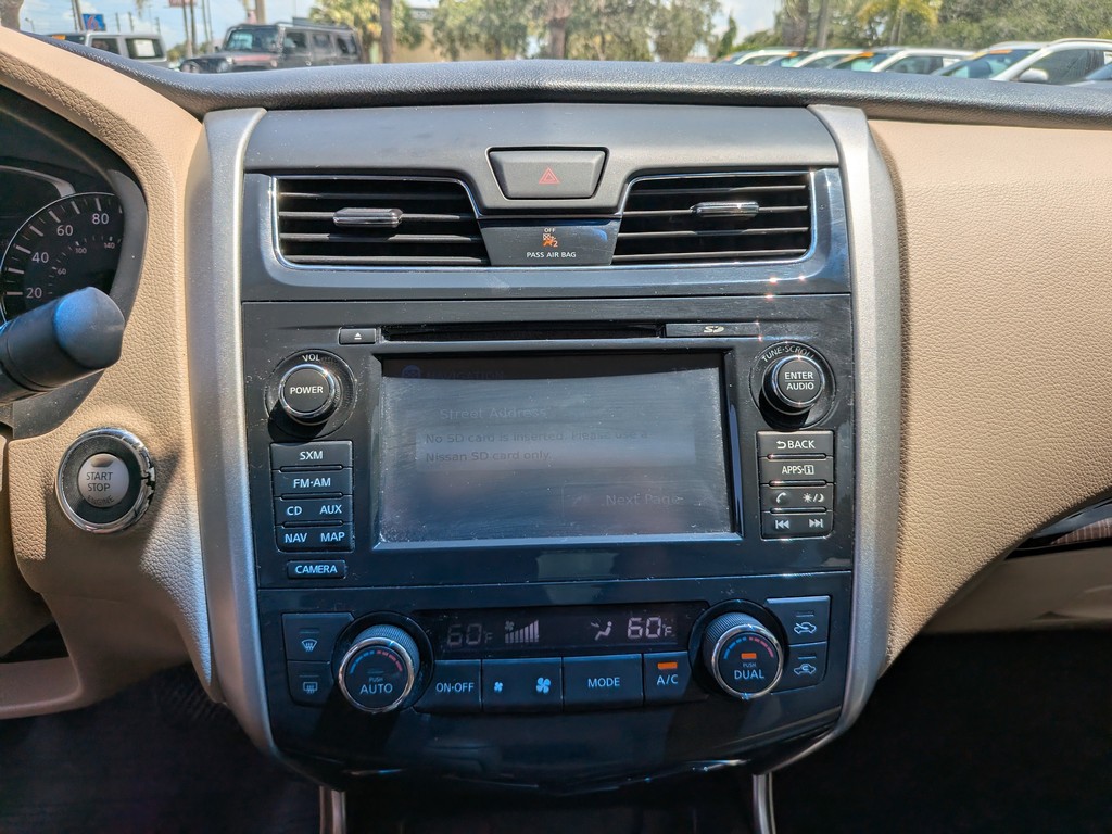 Nissan Altima Vehicle Full-screen Gallery Image 20