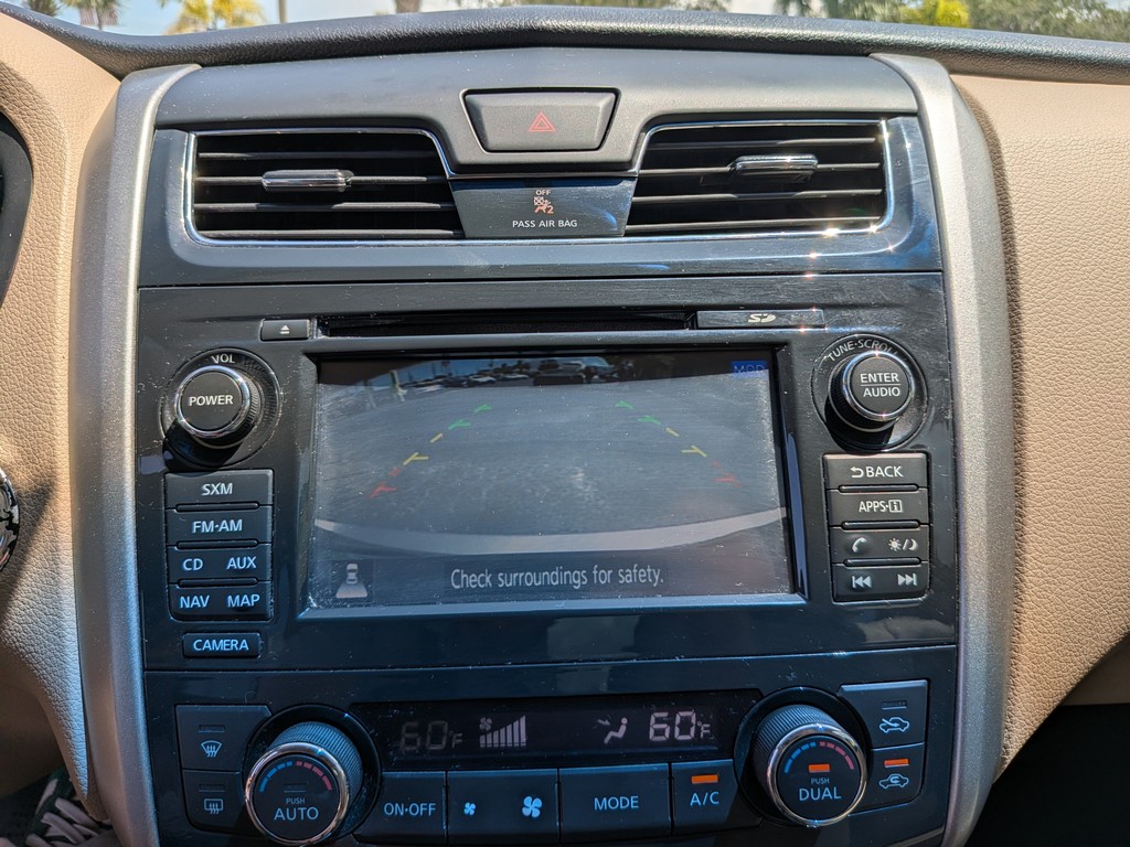 Nissan Altima Vehicle Full-screen Gallery Image 21