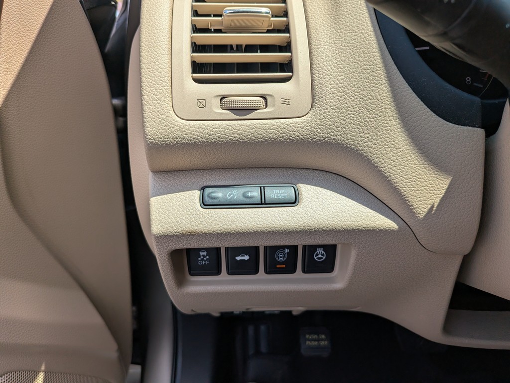 Nissan Altima Vehicle Full-screen Gallery Image 26