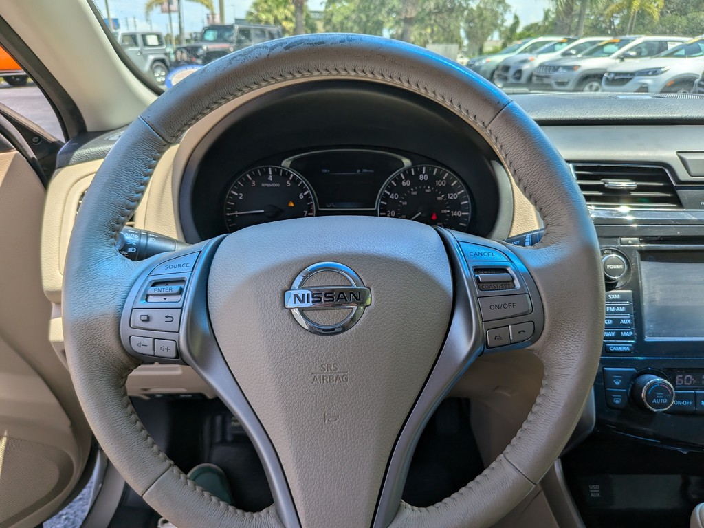 Nissan Altima Vehicle Full-screen Gallery Image 27