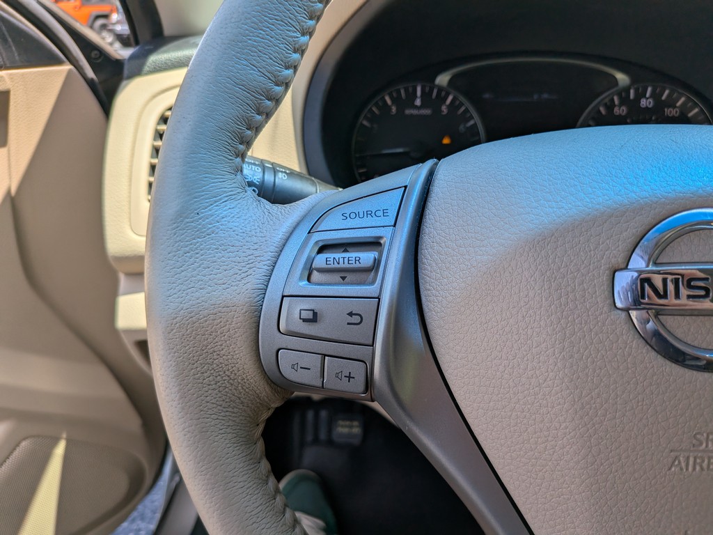 Nissan Altima Vehicle Full-screen Gallery Image 28