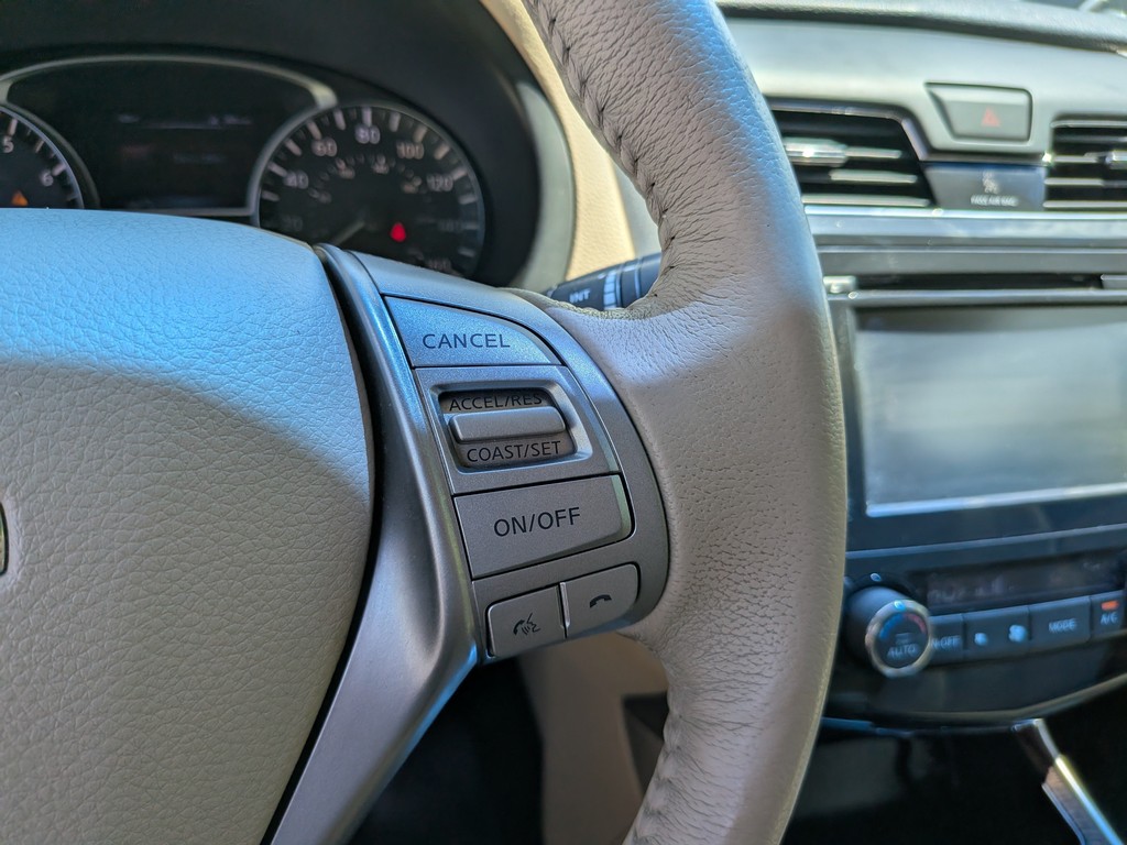 Nissan Altima Vehicle Full-screen Gallery Image 29