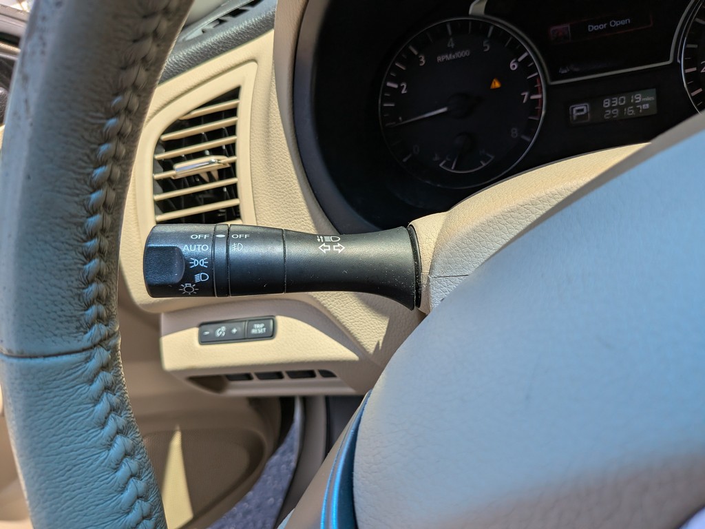 Nissan Altima Vehicle Full-screen Gallery Image 30