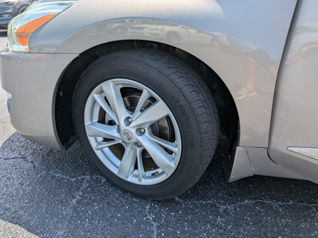 Nissan Altima Vehicle Full-screen Gallery Image 33