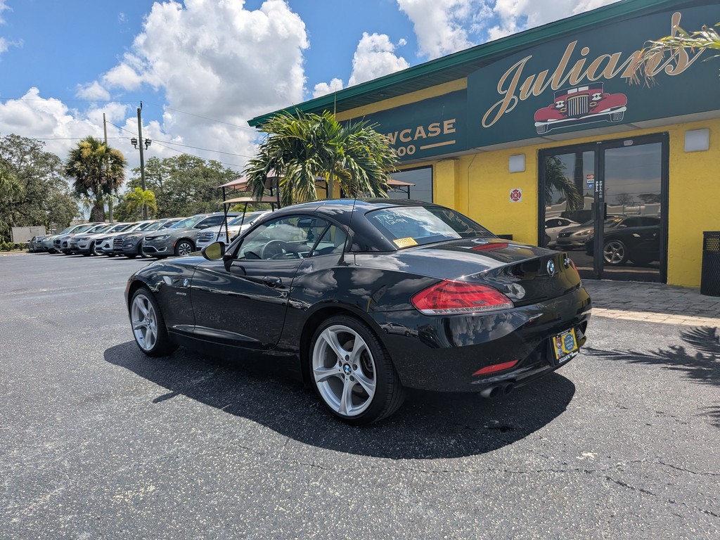 BMW Z4 Vehicle Full-screen Gallery Image 03