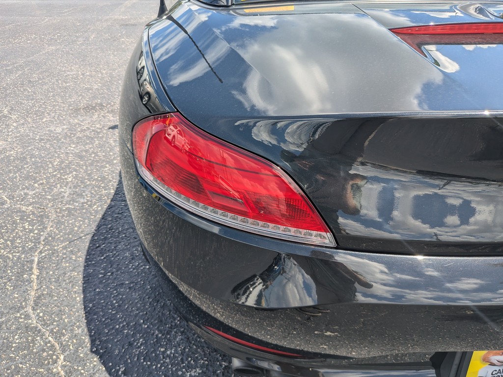 BMW Z4 Vehicle Full-screen Gallery Image 07