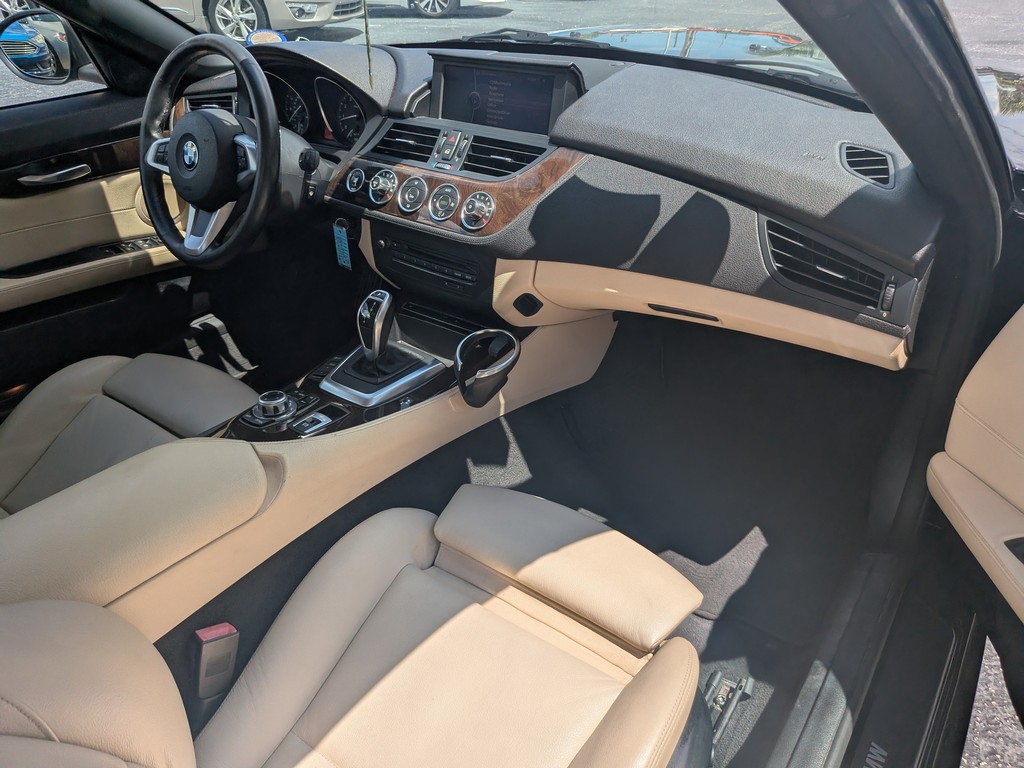 BMW Z4 Vehicle Full-screen Gallery Image 09