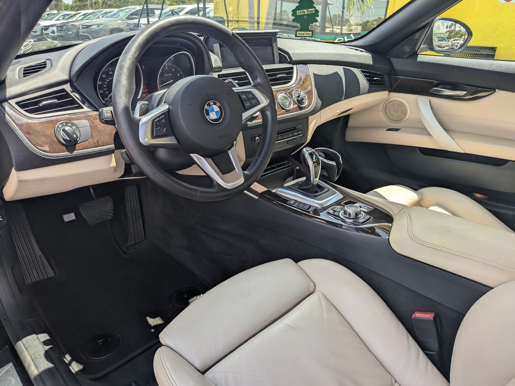 BMW Z4 Vehicle Full-screen Gallery Image 10