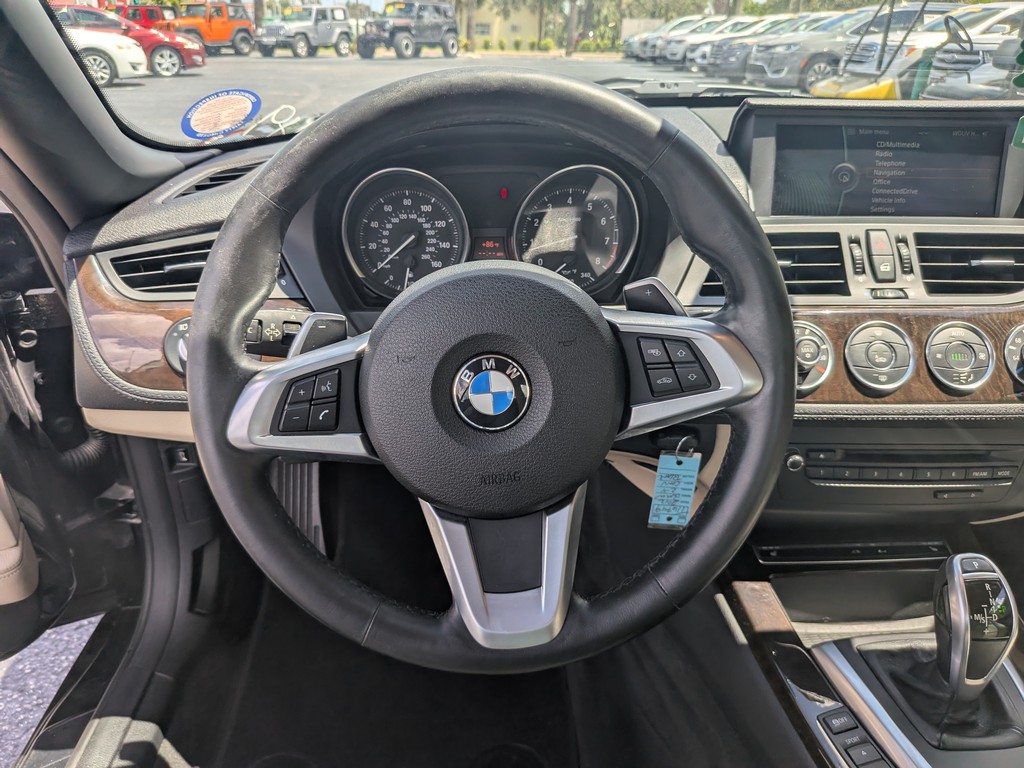 BMW Z4 Vehicle Full-screen Gallery Image 11