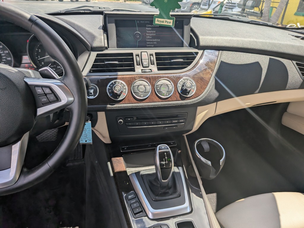 BMW Z4 Vehicle Full-screen Gallery Image 12