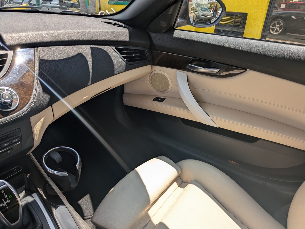 BMW Z4 Vehicle Full-screen Gallery Image 13