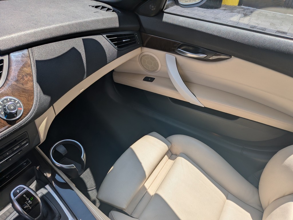 BMW Z4 Vehicle Full-screen Gallery Image 14